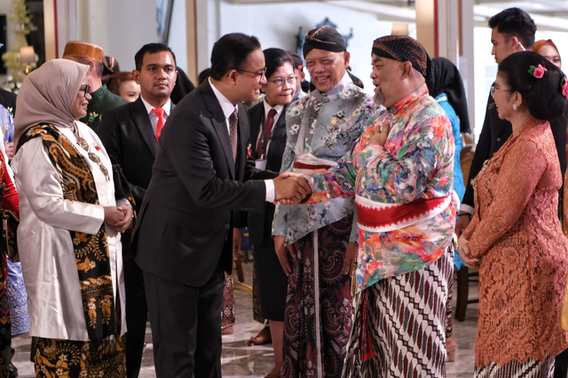 Capres nomor urut 1 Anies Baswedan berjabat tangan dengan Paku Alam X KBPH Prabu Suryadilaga pada pernikahan BPH Kusumo Kuntonugroho dan dr. Laily Annisa Kusumastuti di Puro Pakualaman, DI Yogyakarta, (10/1/2024). Foto: Dok. Istimewa