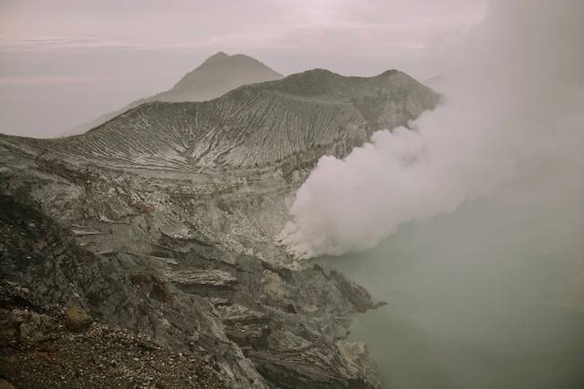 Ilustrasi Contoh Gunung Api Maar. Sumber: Unsplash/dulz muhammad