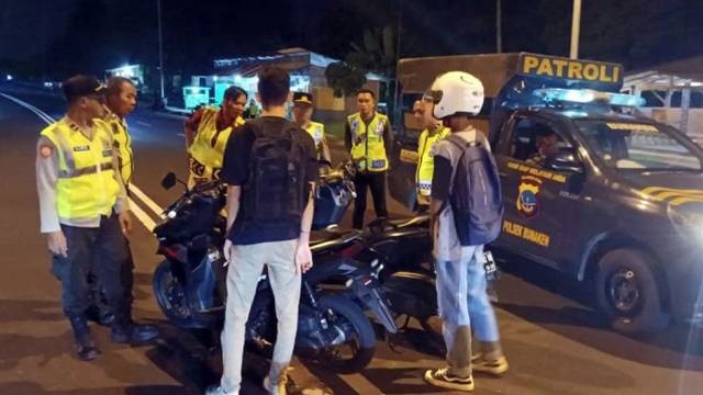 Patroli sekaligus razia knalpot bising yang dilakukan personel Polresta Manado. (foto: istimewa) 