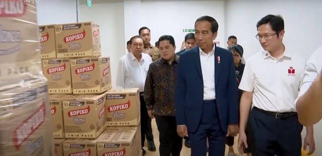 Presiden Jokowi mengunjungi pabrik Kopiko di Filipina. Foto: YouTube Setpres