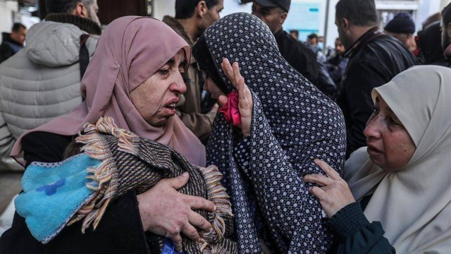 Sejumlah warga Palestina berduka atas meninggalnya orang terdekat mereka yang meninggal akibat serangan Israel pada 10 Januari 2024 
