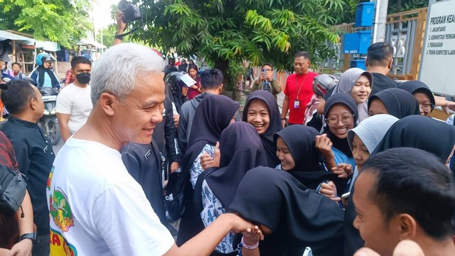 Capres nomor urut 03 Ganjar Pranowo jalan pagi di kawasan Tegal Timur, Kamis (11/1). Sapa warga dan anak sekolah. Foto: Thomas Bosco/kumparan