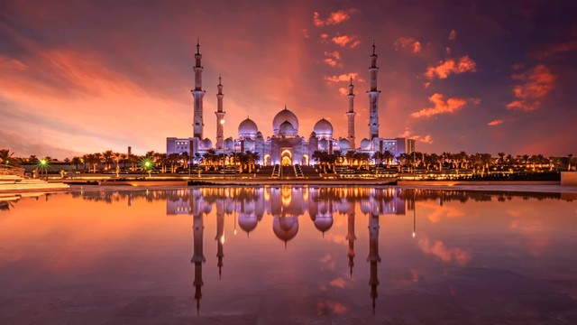 Indahnya Masjid Agung Sheikh Zayed di malam hari.
 Foto: 7774ever/Shutterstock