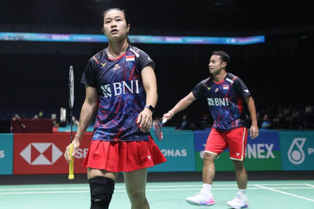 Ganda campuran Indonesia, Rehan Naufal/Lisa Ayu, bertanding di babak 16 besar Malaysia Open yang digelar di Axiata Arena, Kuala Lumpur, Malaysia, pada Kamis (11/1). Foto: PBSI