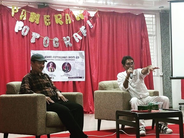 Erison J. Kambari menjadi pembicara dalam Talkshow Fotografi di Fisip Unand Padang dan dimoderatori oleh M.A Dalmenda, dosen Fisip Unand. Foto: Penulis.