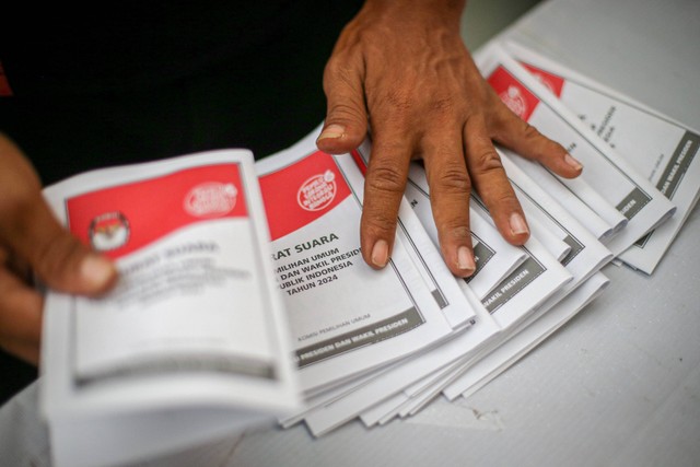 Pekerja melakukan penyortiran surat suara untuk Pilpres 2024 di gedung logistik Pemilu 2024 KPU Kota Tangerang Selatan di Serpong, Tangerang Selatan, Banten, Kamis (11/1/2024). Foto: Aditia Noviansyah/kumparan