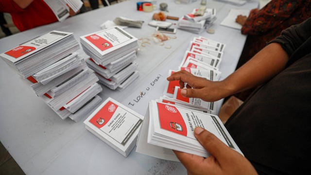 Pekerja melakukan penyortiran surat suara untuk Pilpres 2024 di gedung logistik Pemilu 2024 KPU Kota Tangerang Selatan di Serpong, Tangerang Selatan, Banten, Kamis (11/1/2024). Foto: Aditia Noviansyah/kumparan