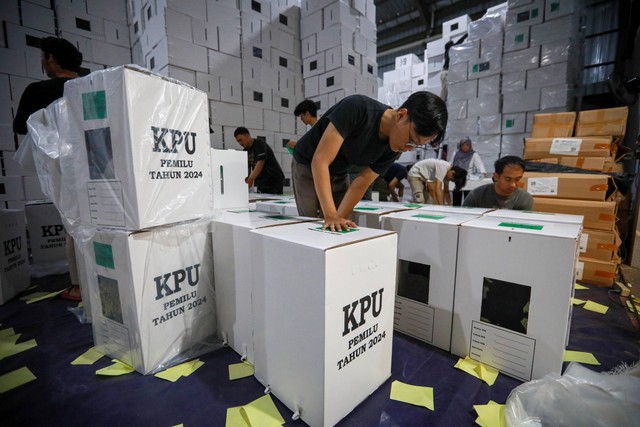 Pekerja menyiapkan kotak suara untuk Pilpres 2024 di gedung logistik Pemilu 2024 KPU Kota Tangerang Selatan di Serpong, Tangerang Selatan, Banten, Kamis (11/1/2024). Foto: Aditia Noviansyah/kumparan
