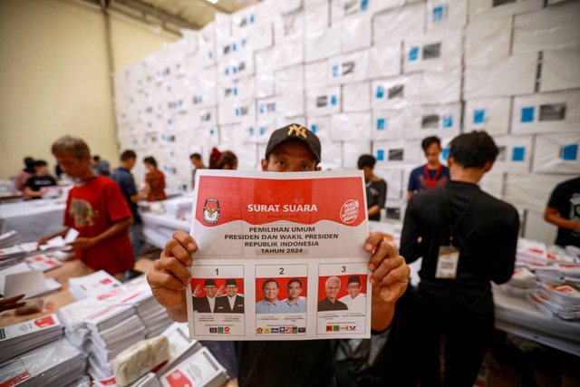 Pekerja menunjukkan pelipatan surat suara untuk Pilpres 2024 di gedung logistik Pemilu 2024 KPU Kota Tangerang Selatan di Serpong, Tangerang Selatan, Banten, Kamis (11/1/2024). Foto: Aditia Noviansyah/kumparan
