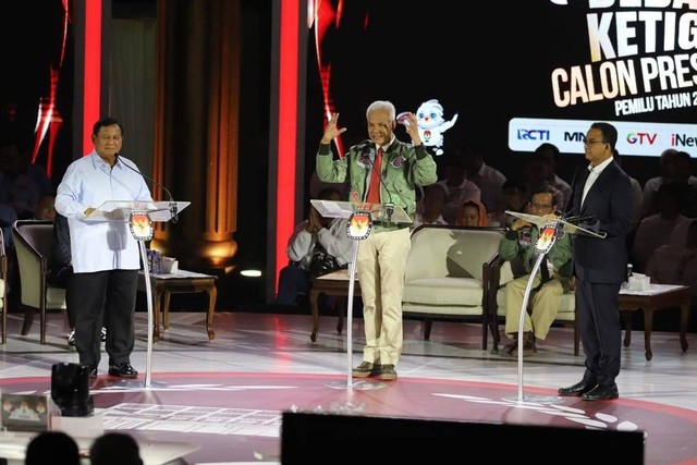 Tiga calon presiden menyampaikan gagasannya pada debat ketiga Pilpres 2024 yang digelar di Istora Senayan, Kompleks GBK, Jakarta Pusat, Minggu (7/1). Foto: Iqbal Firdaus/kumparan