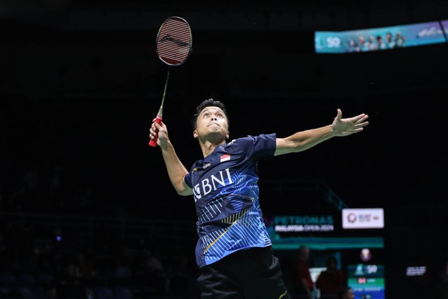 Anthony Ginting beraksi di babak 32 besar Malaysia Open 2024 yang digelar di Axiata Arena, Kuala Lumpur, Malaysia, pada Selasa (9/1). Foto: Dok. PBSI