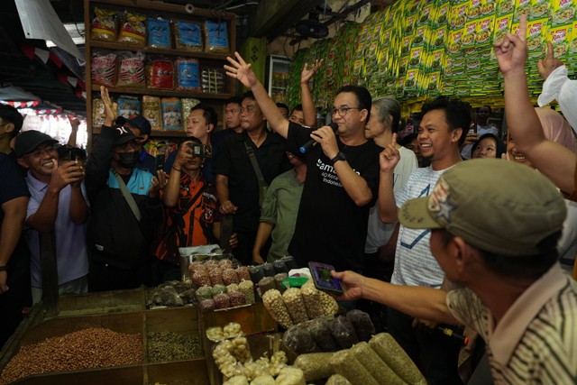 Calon presiden nomor urut 01 Anies Baswedan berinteraksi dengan pedagang dan pembeli di Pasar Induk Segiri, Samarinda, Kamis (11/1/2024). Foto: Dok. Istimewa