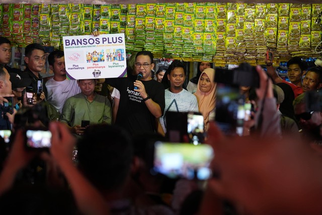 Calon presiden nomor urut 01 Anies Baswedan berinteraksi dengan pedagang dan pembeli di Pasar Induk Segiri, Samarinda, Kamis (11/1/2024). Foto: Dok. Istimewa