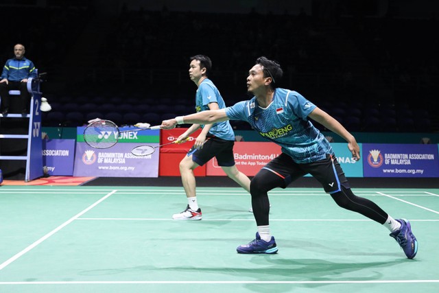 Pasangan ganda putra Indonesia, Mohammad Ahsan/Hendra Setiawan, beraksi di babak 32 besar Malaysia Open 2024 yang digelar di Axiata Arena, Kuala Lumpur, Malaysia, pada Rabu (10/1). Foto: Dok. PBSI