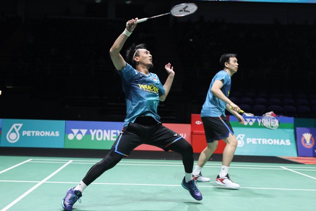 Pasangan ganda putra Indonesia, Mohammad Ahsan/Hendra Setiawan, beraksi di babak 32 besar Malaysia Open 2024 yang digelar di Axiata Arena, Kuala Lumpur, Malaysia, pada Rabu (10/1). Foto: Dok. PBSI