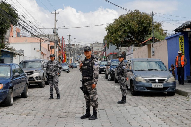 Anggota militer berjaga menyusul hilangnya Jose Adolfo Macias, alias 'Fito', pemimpin kelompok kriminal Los Choneros, di Quito, Ekuador, Selasa (10/1/2024). Foto: Karen Toro/REUTERS