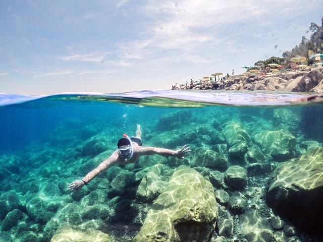 Pantai Nglambor. Foto hanya ilustrasi, bukan gambar sebenarnya. Sumber: Unsplash/ Bastian Riccardi.