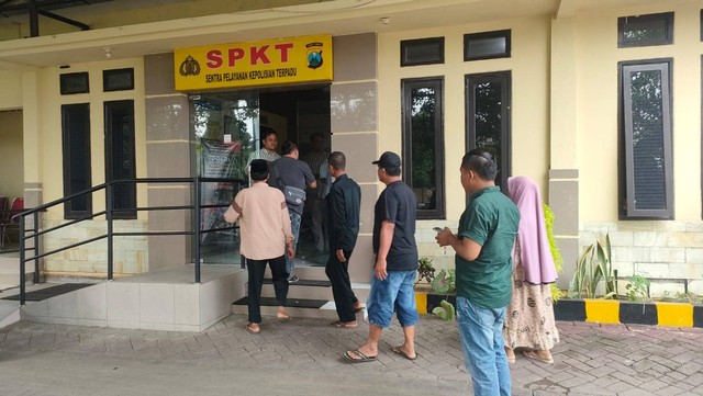 Warga Desa Banyuanyar Tengah yang jadi korban pinjaman melalui program kartu tani saat tiba di SPKT Polres Probolinggo. dok Mili.id