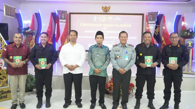 Lapas Batu Bersama Komunitas Riau Indonesia Mengaji Serahkan Wakaf Al-Qur'an Untuk Warga Binaan Nusakambangan. Foto/Humas Lapas Batu