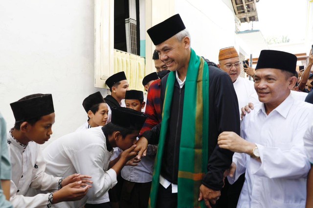 Capres 03, Ganjar Pranowo, melakukan silaturahmi ke Pondok Pesantren (Ponpes) Ma'hadut Tholabah, Tegal, Jawa Tengah, Kamis (11/1/2024). Foto: Dok. Istimewa