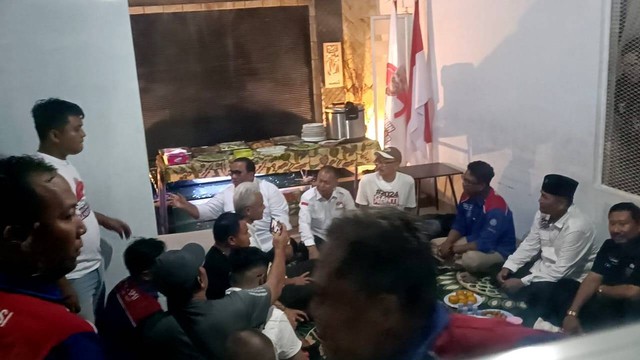 Pertemuan tertutup Capres Nomor 3 Ganjar Pranowo dengan perwakilan buruh di Sekretariat Relawan Buruh Sahabat Ganjar (RBSG) Provinsi Jawa Tengah, berlangsung pada Rabu (10/1) malam. Foto: Thomas Bosco/kumparan