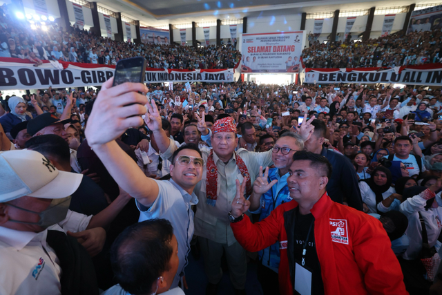 Capres nomor urut 2 Prabowo Subianto bersama Raffi Ahmad dan Ketua Umum PAN Zulkifli Hasan dalam acara Konsolidasi Relawan Sanak Prabowo di Gedung Balai Buntar, Kota Bengkulu, Kamis (11/1/2024). Foto: Dok. Istimewa