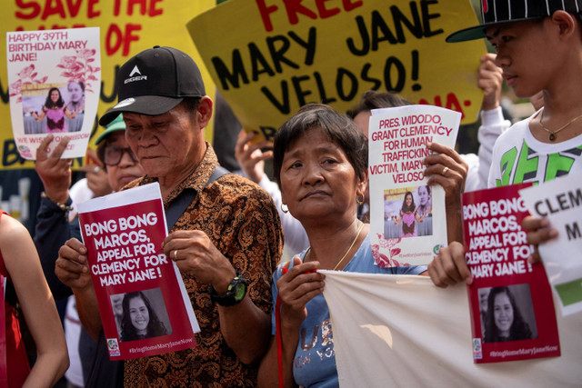 Pendukung Mary Jane Veloso, seorang warga Filipina yang dijatuhi hukuman mati setelah dinyatakan bersalah di Indonesia karena penyelundupan narkoba, mengelar unjuk rasa selama kunjungan Presiden Joko Widodo di Manila, Filipina, Rabu (10/1/2024). Foto: Lisa Marie David/REUTERS