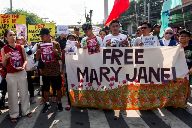 Pendukung Mary Jane Veloso, seorang warga Filipina yang dijatuhi hukuman mati setelah dinyatakan bersalah di Indonesia karena penyelundupan narkoba, mengelar unjuk rasa selama kunjungan Presiden Joko Widodo di Manila, Filipina, Rabu (10/1/2024). Foto: Lisa Marie David/REUTERS