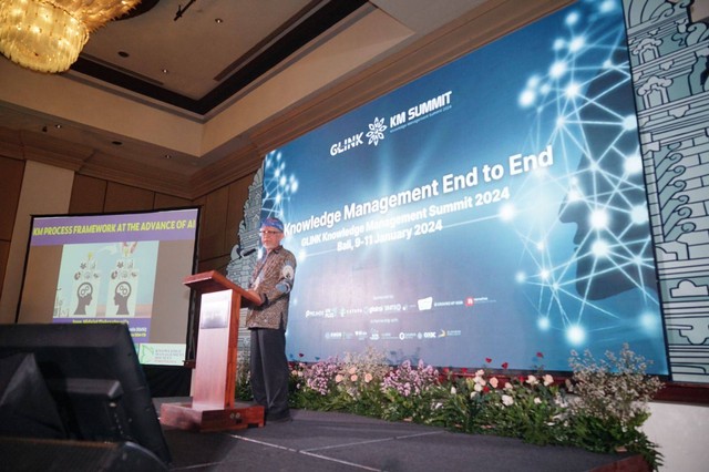 Guru besar SBM ITB saat memberikan sambutan mengenai manajemen pengetahuan end to end organisasi di G-LINK Summit 2024. 