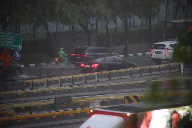 Suasana hujan lebat di Jakarta terjadi pada Kamis (11/1/2024) sore. Foto: Jamal Ramadhan/kumparan