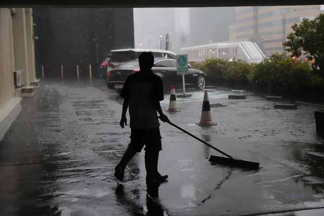 Suasana hujan lebat di Jakarta terjadi pada Kamis (11/1/2024) sore. Foto: Jamal Ramadhan/kumparan