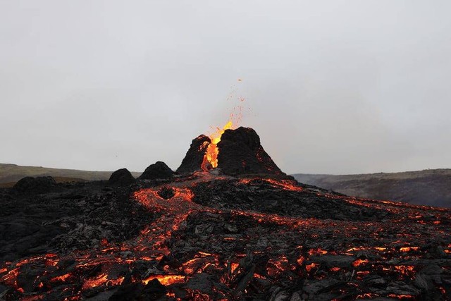 Ilustrasi bentuk gunung api dan contohnya. Sumber foto: Unplash