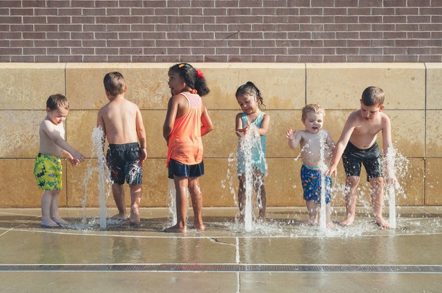 Ilustrasi Jelaskan yang dimaksud periode anak-anak pada manusia, sumber: unsplash/AndrewSeaman