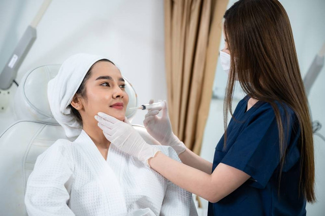 Ilustrasi perempuan lakukan prosedur kecantikan filler dan botox. Foto: Chokniti-Studio/Shutterstock