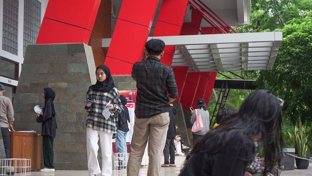 Mahasiswa UGM mengurus pindah memilih di posko yang disediakan di GOR Pancasila UGM, Kamis (11/1). Foto: Arif UT/Pandangan Jogja