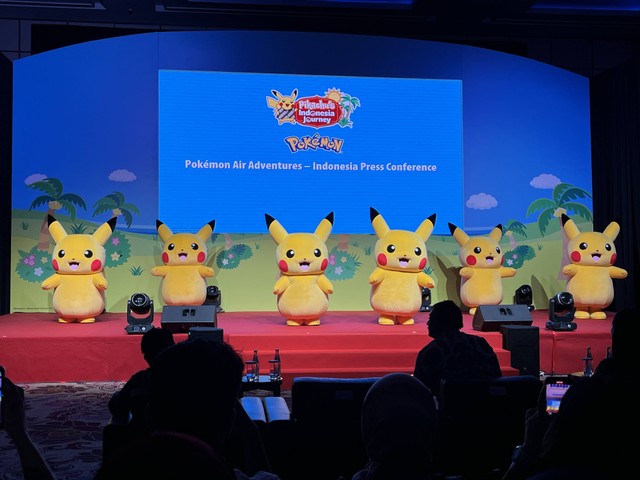 Gerombolan maskot Pikachu dalam acara konferensi pers Pokemon Air Adventures "Pokemon Indonesia Journey" Indonesia yang digelar di Hotel Fairmont Jakarta, Kamis (11/1/2024). Foto: Gitario Vista Inasis/kumparan
