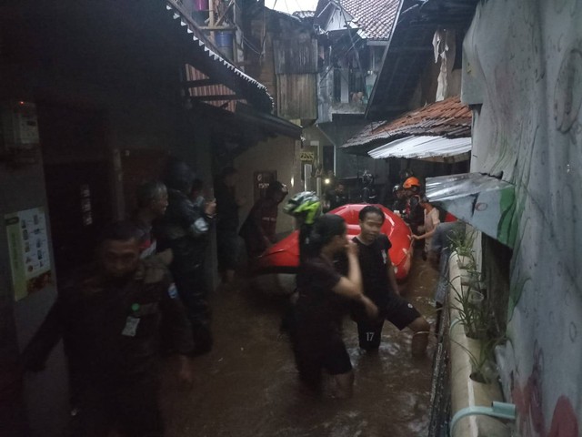 Tanggul Sungai Cikapundung Di Bandung Jebol, Permukiman Di Braga ...