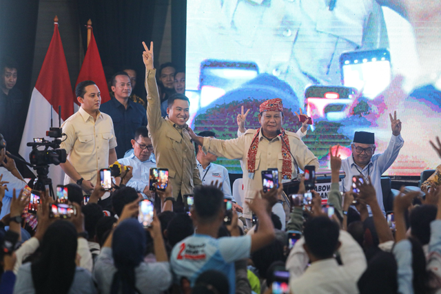 Capres nomor urut 2 Prabowo Subianto memperkenalkan sekretaris pribadinya, Agung Surahman dalam acara Konsolidasi Relawan Sanak Prabowo di di Gedung Balai Buntar, Kota Bengkulu, Kamis (11/1/2024). Foto: Dok. Istimewa