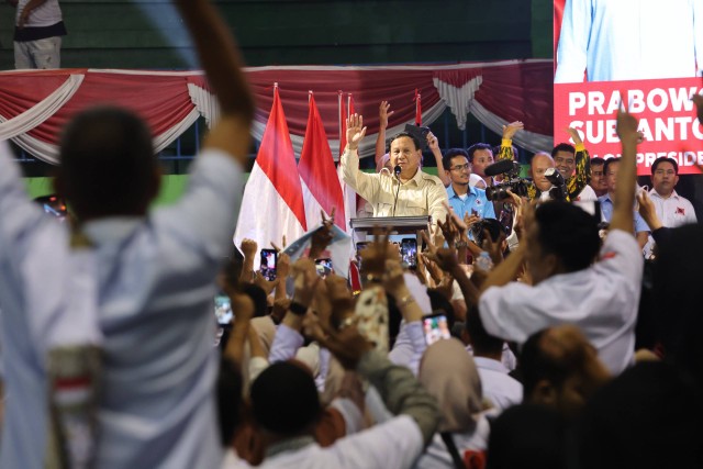 Calon presiden nomor urut 2 Prabowo Subianto menyapa ribuan warga Kepulauan Bangka Belitung dalam agenda 'Konsolidasi Indonesia Maju' di GOR Sahabudin, Pangkalpinang, Kamis (11/1). Foto: Dok. Istimewa