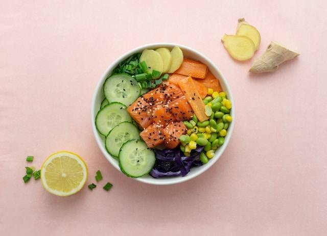 Restoran Poke Bowl di Bali. Foto hanya ilustrasi bukan tempat sebenarnya. Sumber foto: Unsplash.com/Miu Sua