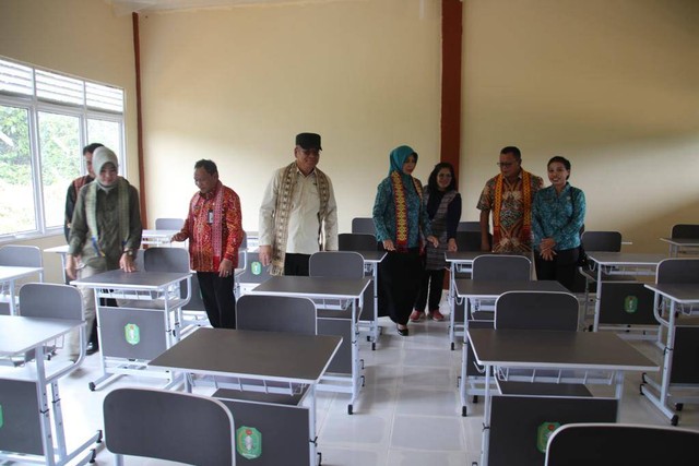 Kepala Dinas Pendidikan bersama Pj Gubernur Kalbar melihat kesiapan ruangan kelas di SMAN 1 Puring Kencana, Kapuas Hulu. Foto: Dok. Adpim Pemprov Kalbar