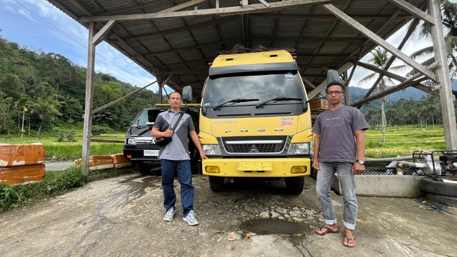 Truk Fuso Canter dan Mitsubishi L300 andalan Romi, pengusaha ikan di Maninjau, Sumatera Barat. Foto: Aditya Pratama Niagara/kumparan