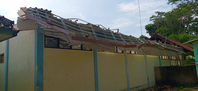 Bangunan ruang kelas SMP 2 Greged, di Desa Sindangkempeng, Kecamatan Greged, Kabupaten Cirebon ambruk pada Jumat (12/1) sekitar pukul 09.00 pagi. Foto: Istimewa