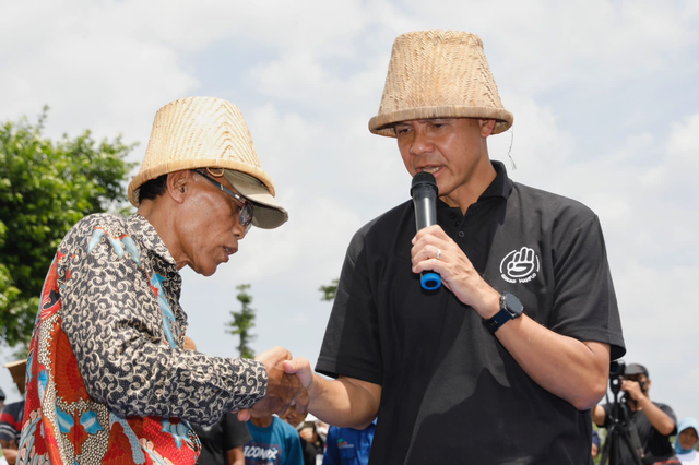 Capres nomor urut 3 Ganjar Pranowo berdialog bersama petani tebu di Kertosono, Nganjuk, Jawa Timur, Jumat (12/1/2024). Foto: Dok. Istimewa