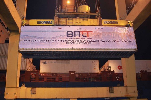 Belawan New Container Terminal (BNCT) resmi beroperasi yang ditandai dengan kegiatan bongkar muat kapal peti kemas perdana, Jumat, (12/1). dok. Pelindo