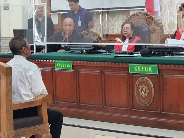 Dokter gigi Ketut Arik Wiantara (53) saat menjalani persidangan dengan agenda dakwaan di PN Denpasar, Kamis (12/1). Foto: Dok. Istimewa