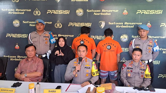 Polisi menggelear konfrensi pers penangkapan 2 orang yang lakukan tindak kekerasan saat penangkapan Saipul Jamil dan asistennya di Jakarta Barat. Foto: Humas Polres Jakbar