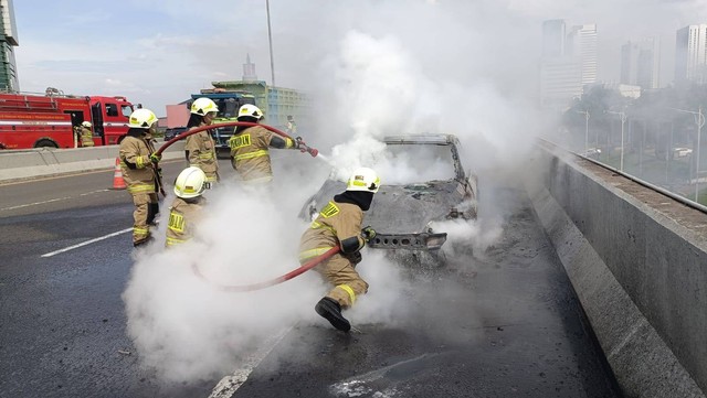 Proses pemadaman mobil yang terbakar di Tol Jor TB Simatupang, Cilandak, Jakarta Selatan. Foto: Damkar Jaksel