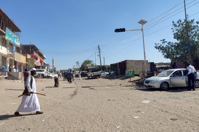 Warga sipil Sudan berjalan di sekitar toko yang tutup karena alasan keamanan di kota Gedaref di Sudan timur pada 10 Januari 2024. Foto: AFP