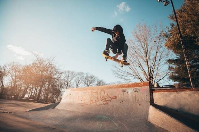 Ilustrasi cara bermain skateboard, sumber foto: Zachary DeBottis by pexels.com
